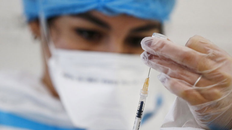 BioNTech: Η μέγιστη αποτελεσματικότητα δεν είναι εγγυημένη εάν καθυστερήσει η χορήγηση της δεύτερης δόσης