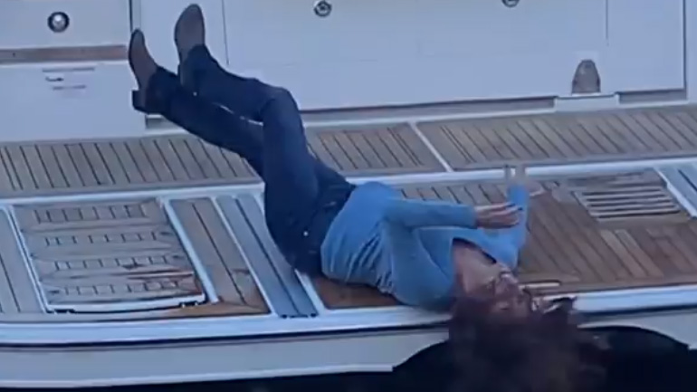 Mεθυσμένη σε ένα σκάφος