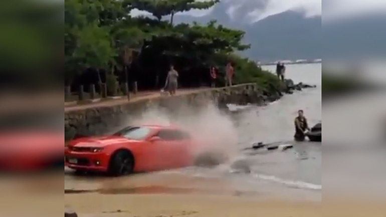 Πήγε να βγάλει με… Chevrolet Camaro το Jet Ski από τη θάλασσα