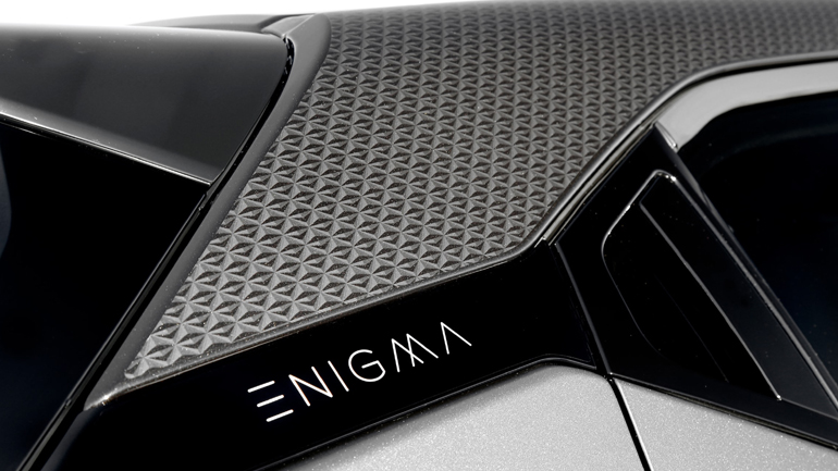 Όμορφα διακοσμητικά και το λογότυπο της έκδοσης στην πίσω κολόνα