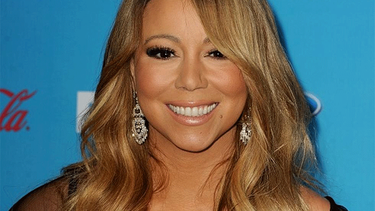 Η Μαράια Κάρεϊ τραγουδά το «Auld Lang Syne», αλλά… ξεχνά τους στίχους