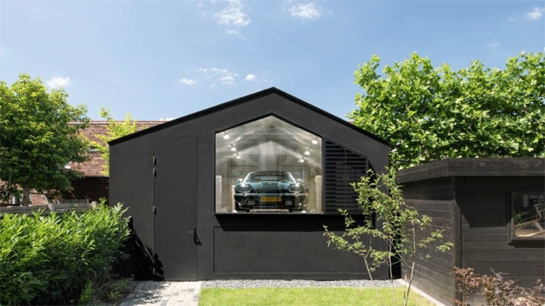 Ιδιωτικό γκαράζ-βιτρίνα έκθεσης εμβληματικών Τζάγκουαρ