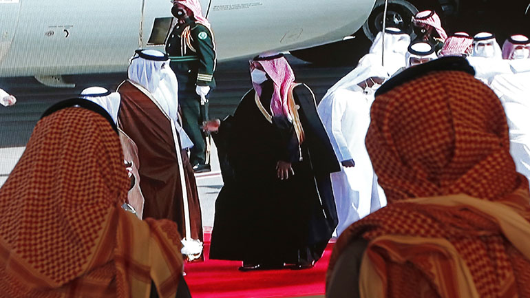 Οι ηγέτες της Σ. Αραβίας και του Κατάρ αγκαλιάστηκαν πριν τη σύνοδο κορυφής για τη διένεξη στον Κόλπο