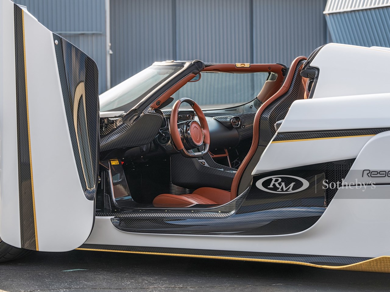 Οι πόρτες ανοίγουν με φορά προς τα πάνω.