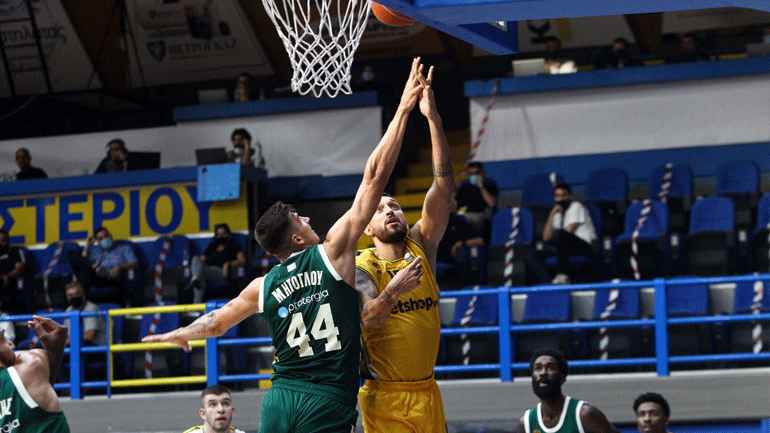 Μπάσκετ: Οι Σχινάς, Κορομηλάς και Παπαπέτρου διαιτητές στο ντέρμπι Παναθηναϊκός – ΑΕΚ
