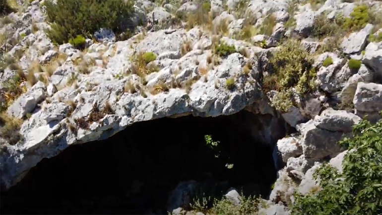 Το Σπήλαιο Σχιστού από ψηλά