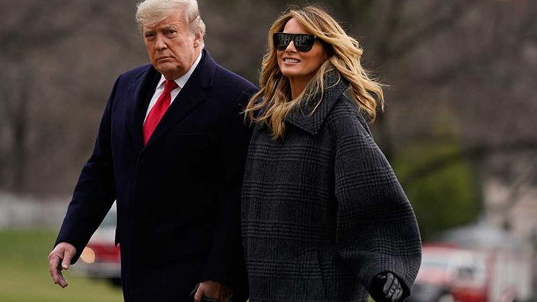 Melania Trump: Η casual εμφάνιση με oversized παλτό και φαρδιές μπότες