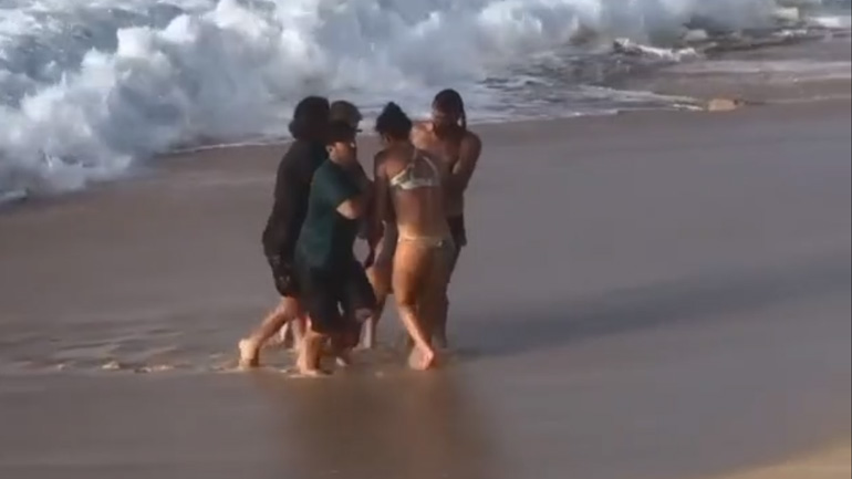 Σέρφερ σώζει μια γυναίκα από πνιγμό