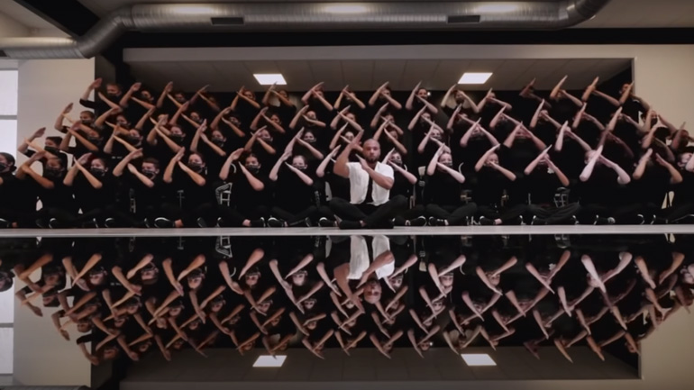 Συγχρονισμένη χορογραφία με τα χέρια