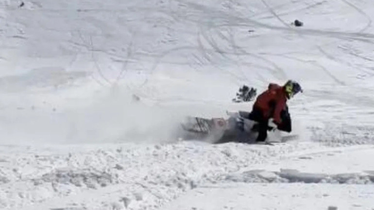 Γόνατο κάτω και στο χιόνι!