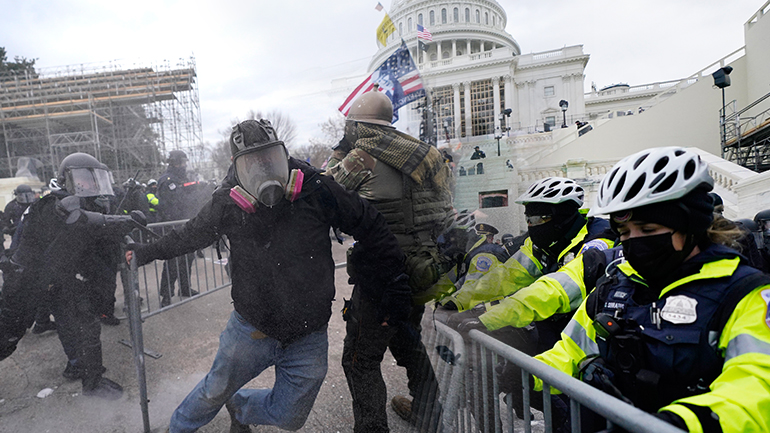 Υποστηρικτές του Τραμπ επιχείρησαν να εισβάλλουν στο Καπιτώλιο