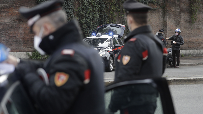 Εκπαιδευμένα αστυνομικά σκυλιά που μυρίζουν τον κορωνοϊό έξω από τα σχολεία της Ιταλίας