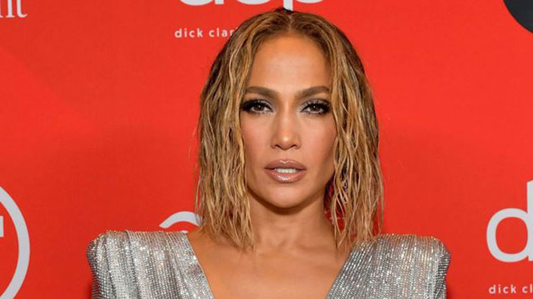 Jennifer Lopez: Καλωσόρισε το 2021 από την παραλία με κόκκινο μπικίνι