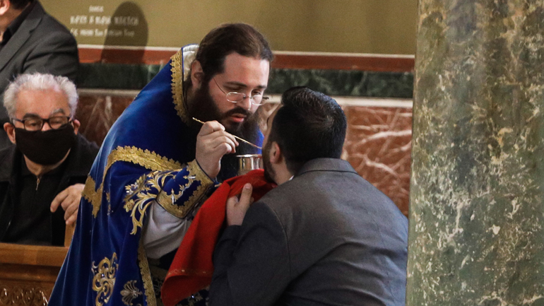 Η Θεία Μετάληψη και το αιχμηρό σχόλιο Δερμιτζάκη: Να μην απορούμε με το lockdown