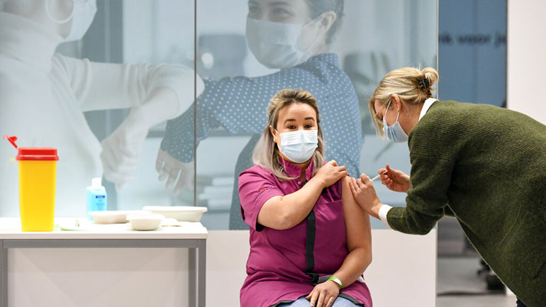 Ολλανδία: Μία νοσοκόμα είναι η πρώτη που εμβολιάζεται κατά του Covid-19