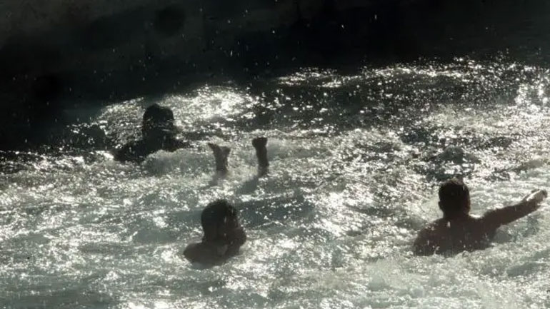 Η στιγμή του τραυματισμού του νεαρού που βούτηξε για τον σταυρό στην Αμάρυνθο