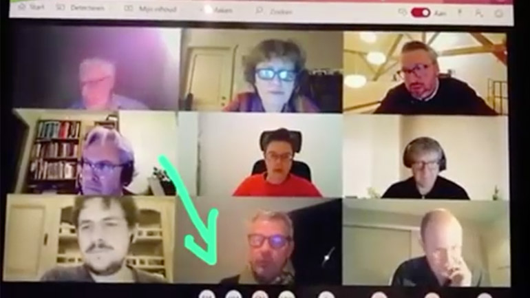 Ξέχασε να πατήσει τη σίγαση στο μικρόφωνο Ξέχασε να πατήσει τη σίγαση στο μικρόφωνο