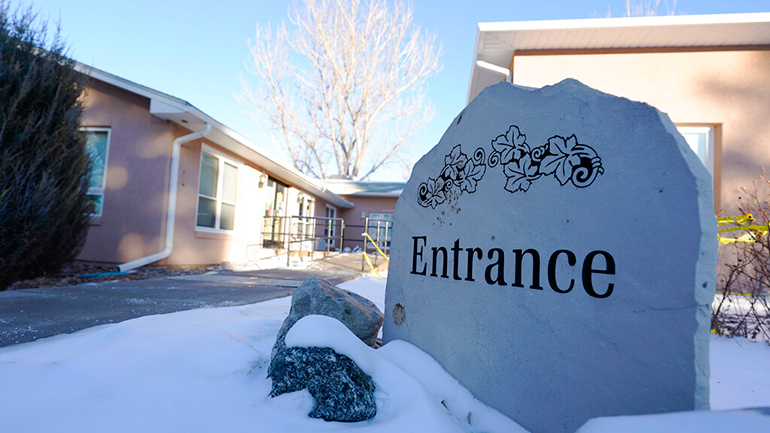 Πάνω από 360.000 θάνατοι και 21,2 εκατομμύρια κρούσματα Covid-19 στις ΗΠΑ