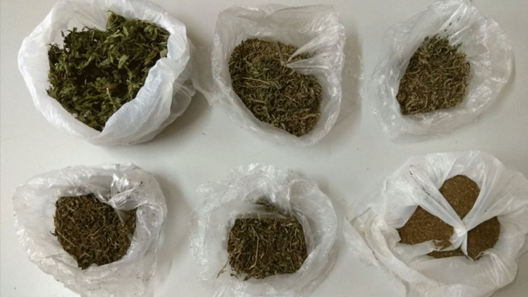 Σύλληψη άνδρα στα Γιάννενα για παραβάσεις της νομοθεσίας περί ναρκωτικών και όπλων Σύλληψη άνδρα στα Γιάννενα για παραβάσεις της νομοθεσίας περί ναρκωτικών και όπλων