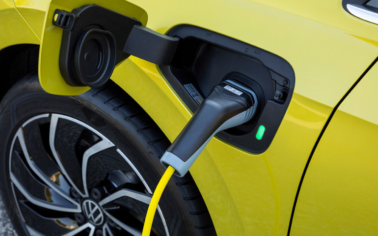 Η υποδοχή φόρτισης βρίσκεται στο εμπρός αριστερό φτερό