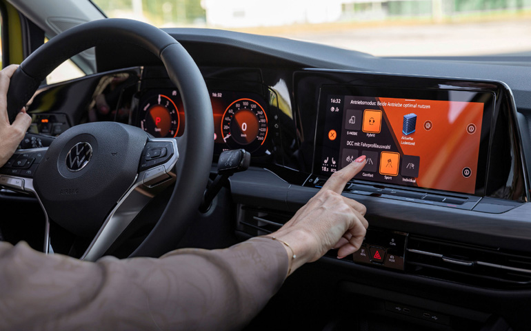 Πλήρως ψηφιακό το εσωτερικό με επιπλέον λειτουργίες για ηλεκτρική και υβριδική λειτουργία