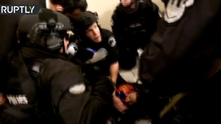 Η στιγμή που η Αμερικανίδα βετεράνος της Πολεμικής Αεροπορίας πυροβολείται στο Καπιτώλιο