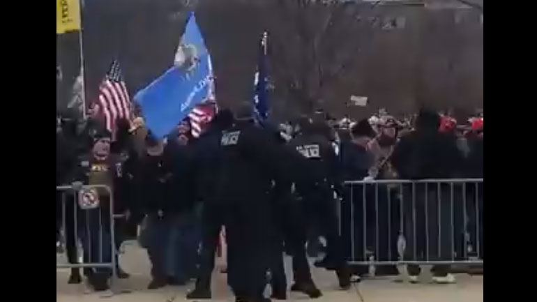 Βίντεο ντοκουμέντο δείχνει αστυνομικούς να ανοίγουν τον δρόμο στους οπαδούς του Τραμπ