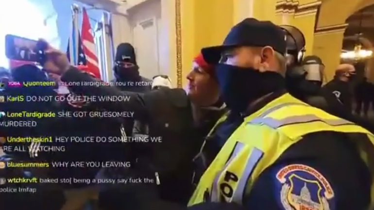 Οι εισβολείς του Καπιτωλίου τραβάνε… selfie μαζί με αστυνομικούς!