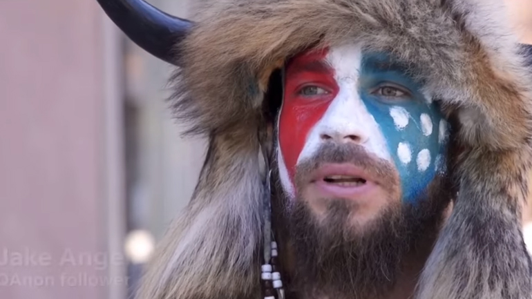 Ο «βίκινκ» του Τραμπ που πρωταγωνίστησε στα πρωτοφανή επεισόδια στο Καπιτώλιο