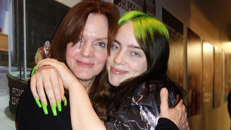 Κι όμως η μαμά της Billie Eilish ήταν σε ένα επεισόδιο των Friends!