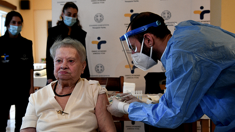 Από Δευτέρα τα SMS σε υπερήλικες για το εμβόλιο