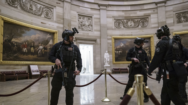 CNN: Νεκρός αστυνομικός του Καπιτωλίου από την εισβολή οπαδών του Τραμπ