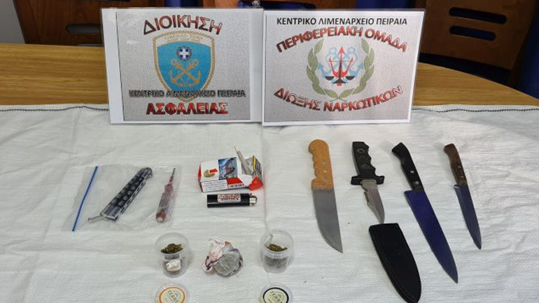 Δύο συλλήψεις στο λιμάνι του Πειραιά για ναρκωτικά, όπλα και απόπειρα ανθρωποκτονίας