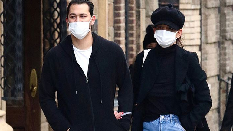 Wide leg jeans: H Katie Holmes μας δείχνει πώς να φορέσουμε την κορυφαία τάση του 2021