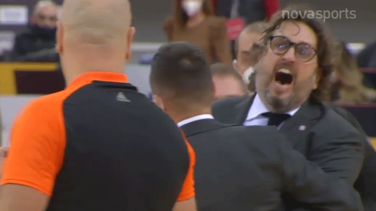 Ολυμπιακός-Μπάγερν: Εξερράγη ο Τρινκιέρι μετά τη λήξη του ματς – Επιχείρησε να επιτεθεί στους διαιτητές!