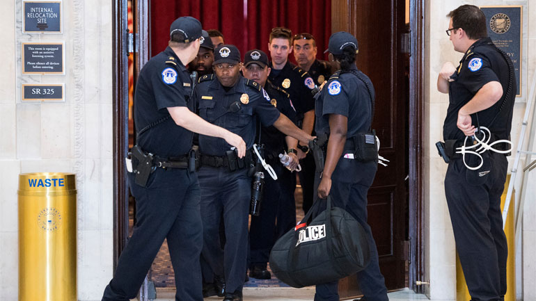 Νεκρός ένας από τους αστυνομικούς του Καπιτωλίου από την εισβολή των οπαδών του Τραμπ