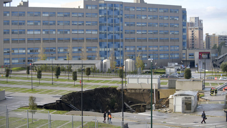 Απίστευτες εικόνες: Υποχώρησε το έδαφος σε πάρκινγκ μπροστά από νοσοκομείο στη Νάπολη