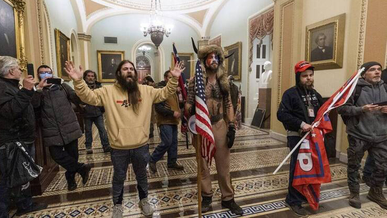 Οι Δημοκρατικοί σχεδιάζουν τη δεύτερη παραπομπή του Τραμπ μετά την εισβολή στο Καπιτώλιο