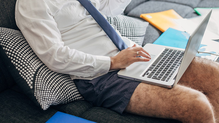 Ένας στους 10 εργαζόμενους απολαμβάνει να εργάζεται από το σπίτι γυμνός