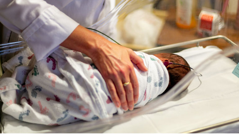 Iσπανία: Bρέφος τριών μηνών νίκησε τον κορωνοϊό μετά από 70 ημέρες στη ΜΕΘ