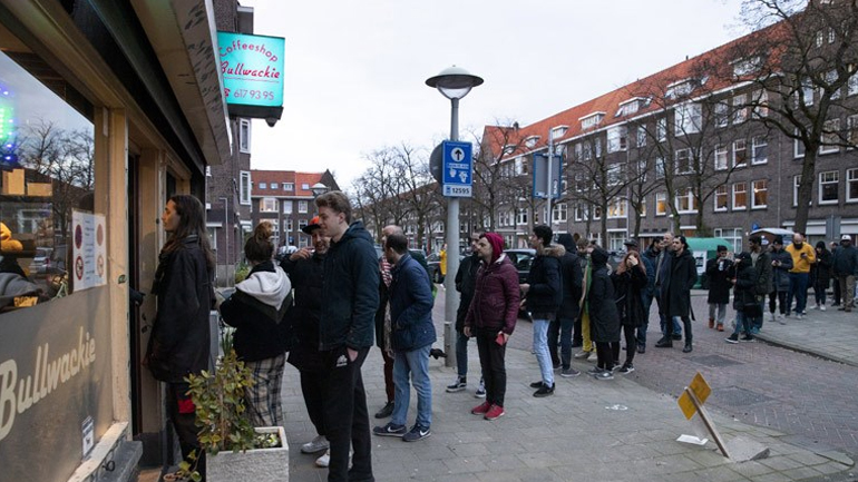 Ολλανδία: Το Άμστερνταμ σκοπεύει να απαγορεύσει τα coffeeshops στους τουρίστες