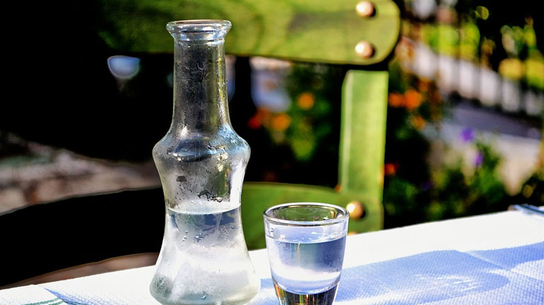 Λαμία: Πλήρωσε πολύ ακριβά τα… τσίπουρα που σέρβιρε