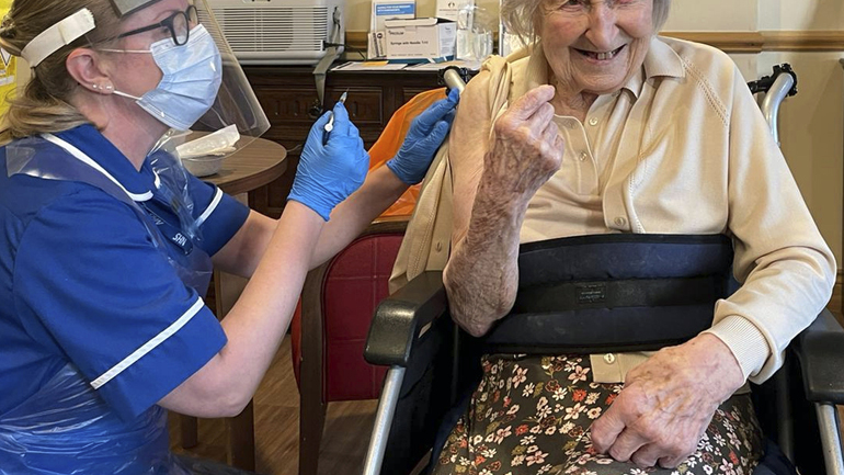 Ανοίγει τη Δευτέρα η πλατφόρμα emvolio.gov.gr για ηλικιωμένους άνω των 85 ετών