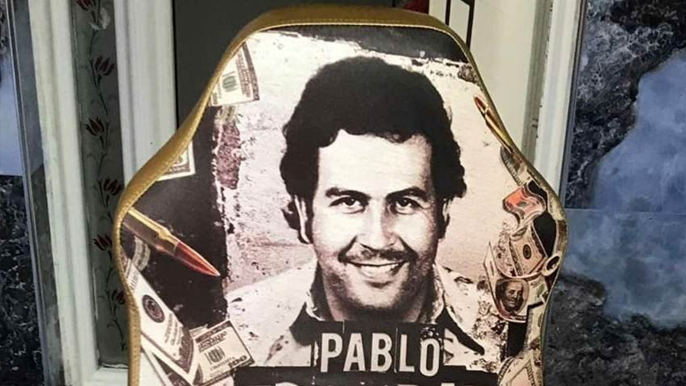 Όπλα ακόμη και… «θρόνο» του Εσκομπάρ βρήκαν οι αστυνομικοί στο Ζεφύρι