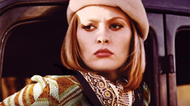 Η Φέι Ντάναγουεϊ γίνεται 80 ετών και θυμόμαστε τη «φαμ φατάλ» μιας χρυσής εποχής