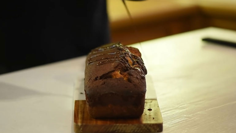 Κέικ μαρμπρέ βανίλια-σοκολάτα από τον Δημήτρη Μακρυνιώτη