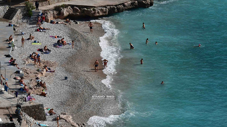 Πλημμύρισαν από κόσμο οι παραλίες σε Χανιά και Ναύπλιο