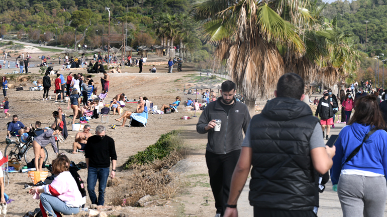 Ξεχύθηκε ο κόσμος στις παραλίες