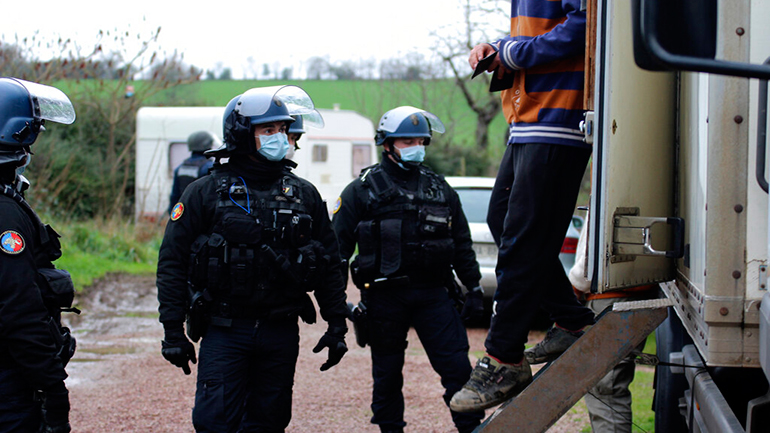 Γαλλία: Οι αρχές επιβάλλουν απαγόρευση της κυκλοφορίας από τις 6 το απόγευμα σε αρκετούς νομούς