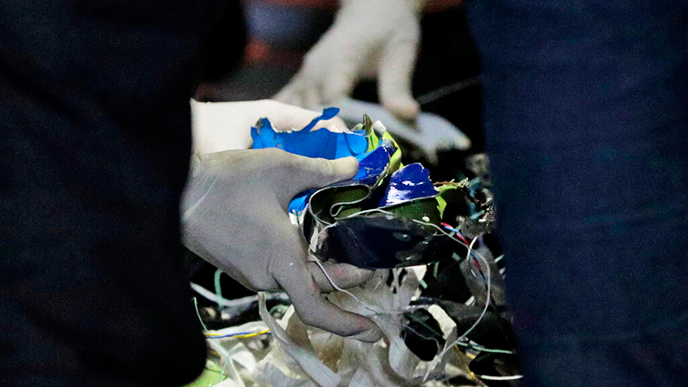 Ινδονησία: Βρέθηκαν συντρίμμια και ανθρώπινα λείψανα μετά τη συντριβή του  αεροσκάφους